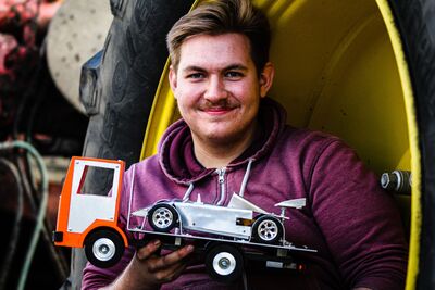 Auszubildender mit Brummi 7_1 min Azubi der GLW Velbert