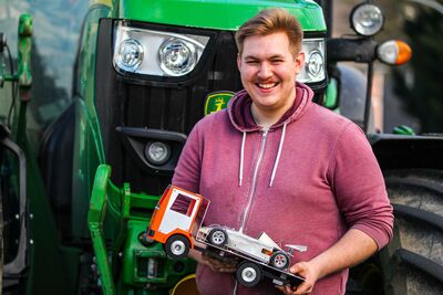 Auszubildender mit Brummi 7 min Auszubildender im Bereich Metallarbeit | GLW Velbert