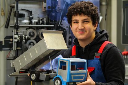 Auszubildender mit Brummi Ausbildungskonzept Brummi | Gemeinschaftslehrwerkstatt Velbert