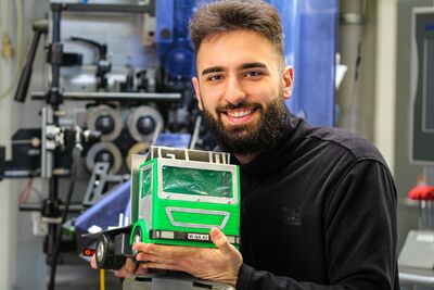 Auszubildender mit Brummi  min Azubi Metallarbeit mit Brummi | GLW Velbert