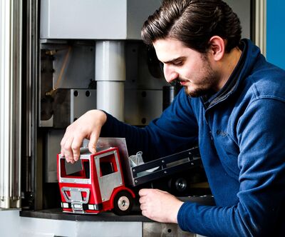 Auszubildender mit Brummi 3 min Auszubildender der GLW mit Brummi