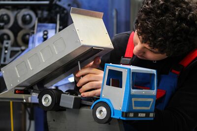 Auszubildender mit Brummi 5 min Azubi und Brummi der GLW Velbert