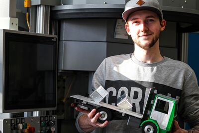 Auszubildender mit Brummi 8 min Azubi der GLW mit Brummi | GLW Velbert